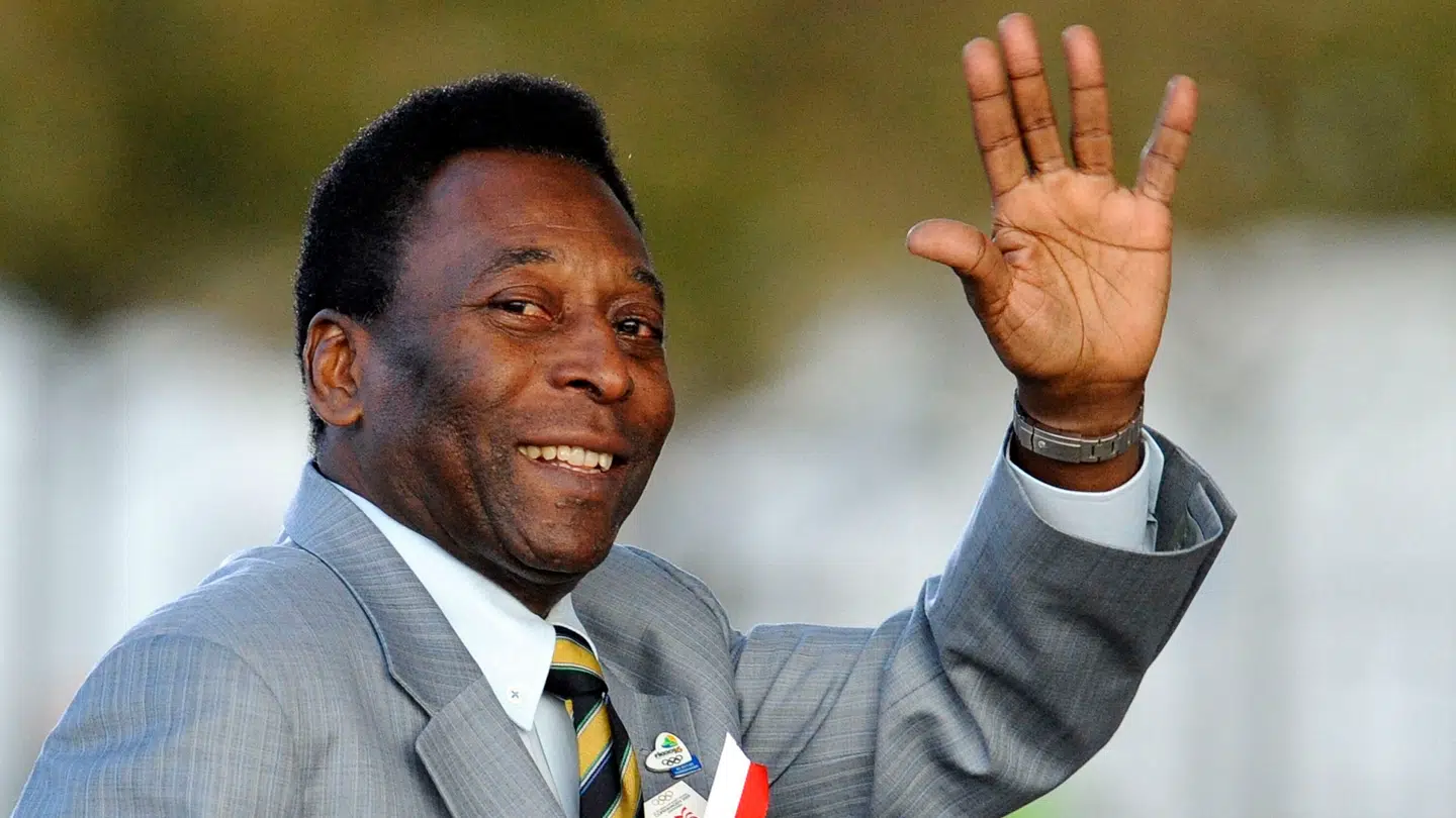 Hvis man vil have den legendariske trøje, som Pelé havde på, da han vandt sit første VM, så skal man have den store tegnebog op af lommen.