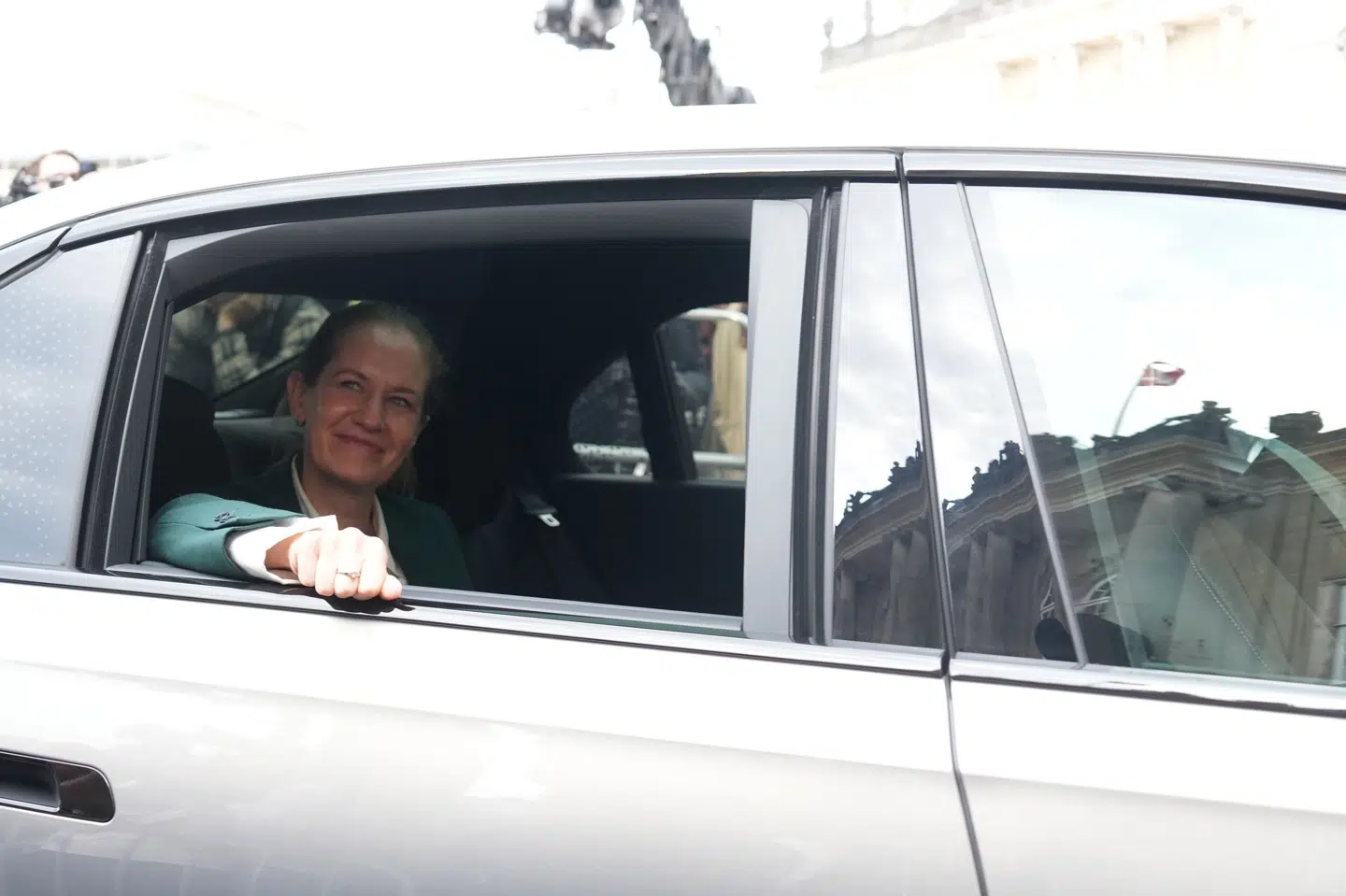 Maria Reumert Gjerding har fundet sig til rette i ministerbilen.
