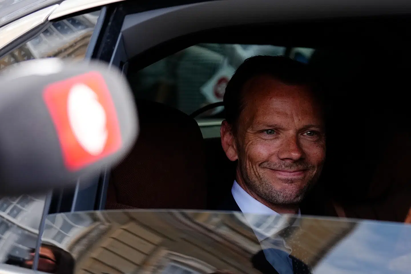 Peter Hummelgaard med et smil på læben i ministerbilen. Og han har grund til at smile, hvis man spørger mange kommentatorer: De ser hans udnævnelse som finansminister som en klar forfremmelse internt i Socialdemokratiet.