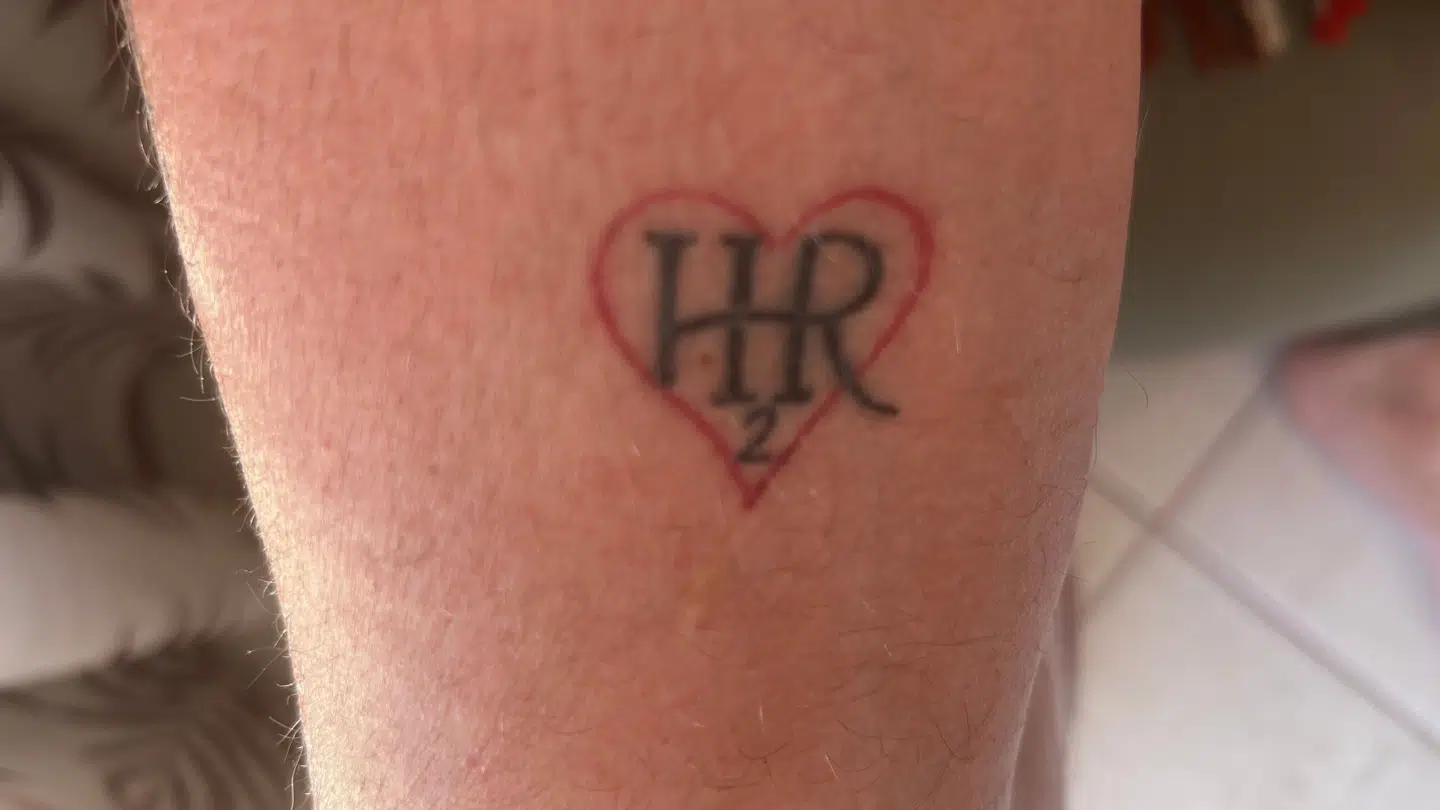 Her ses tatoveringen på Oles arm, som både Birthe og Ole har fået.