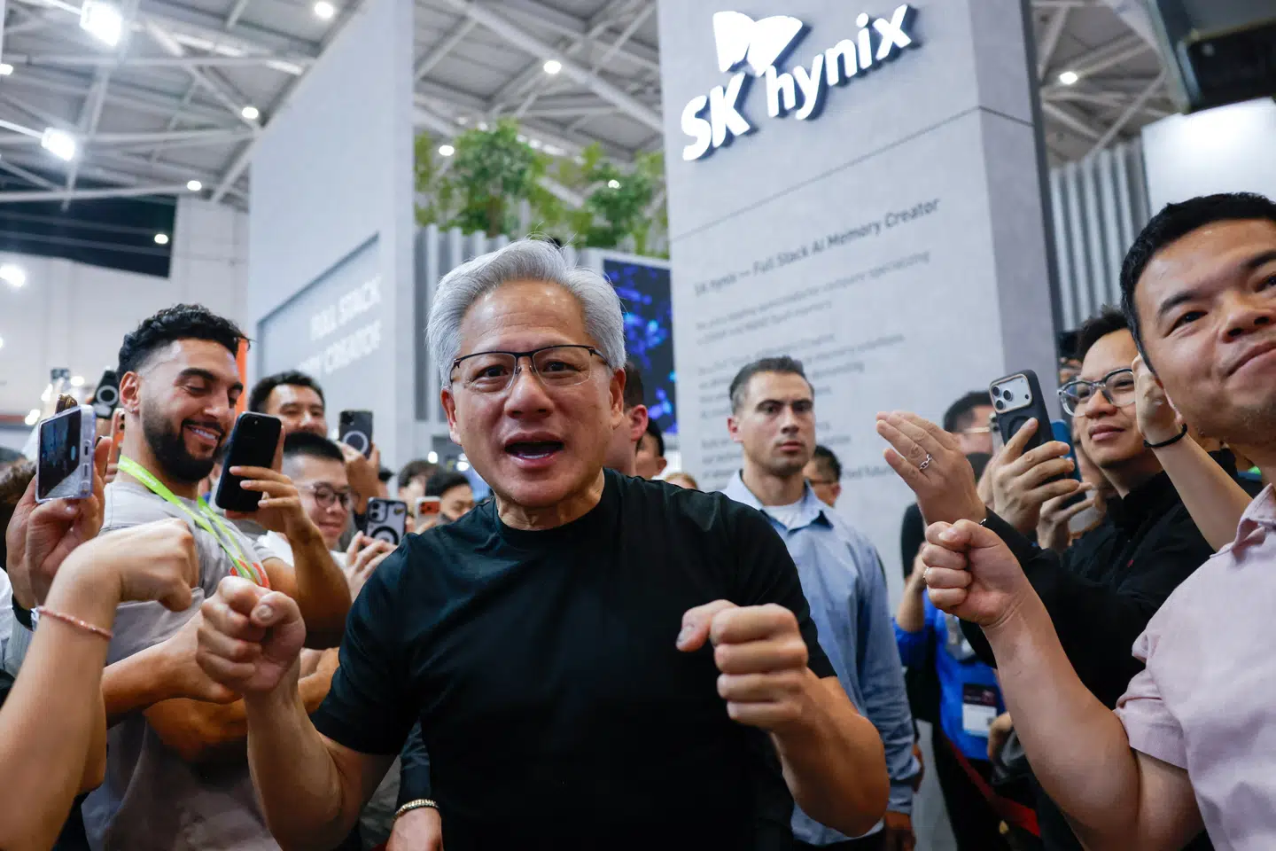 Jensen Huang er ikke længere bare topchef i techgiganten NVIDIA. Han er blevet en superstjerne på aktiemarkedet. En superstjerne, der med få ord kan flytte milliarder af dollar.