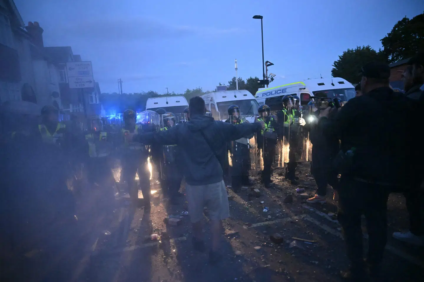 Videoen, der blev offentliggjort tirsdag, viser anholdelsen af den nu afdøde Henry Nowak. Det har fået flere på gaden for at demonstrere mod politiets håndtering af anholdelsen.