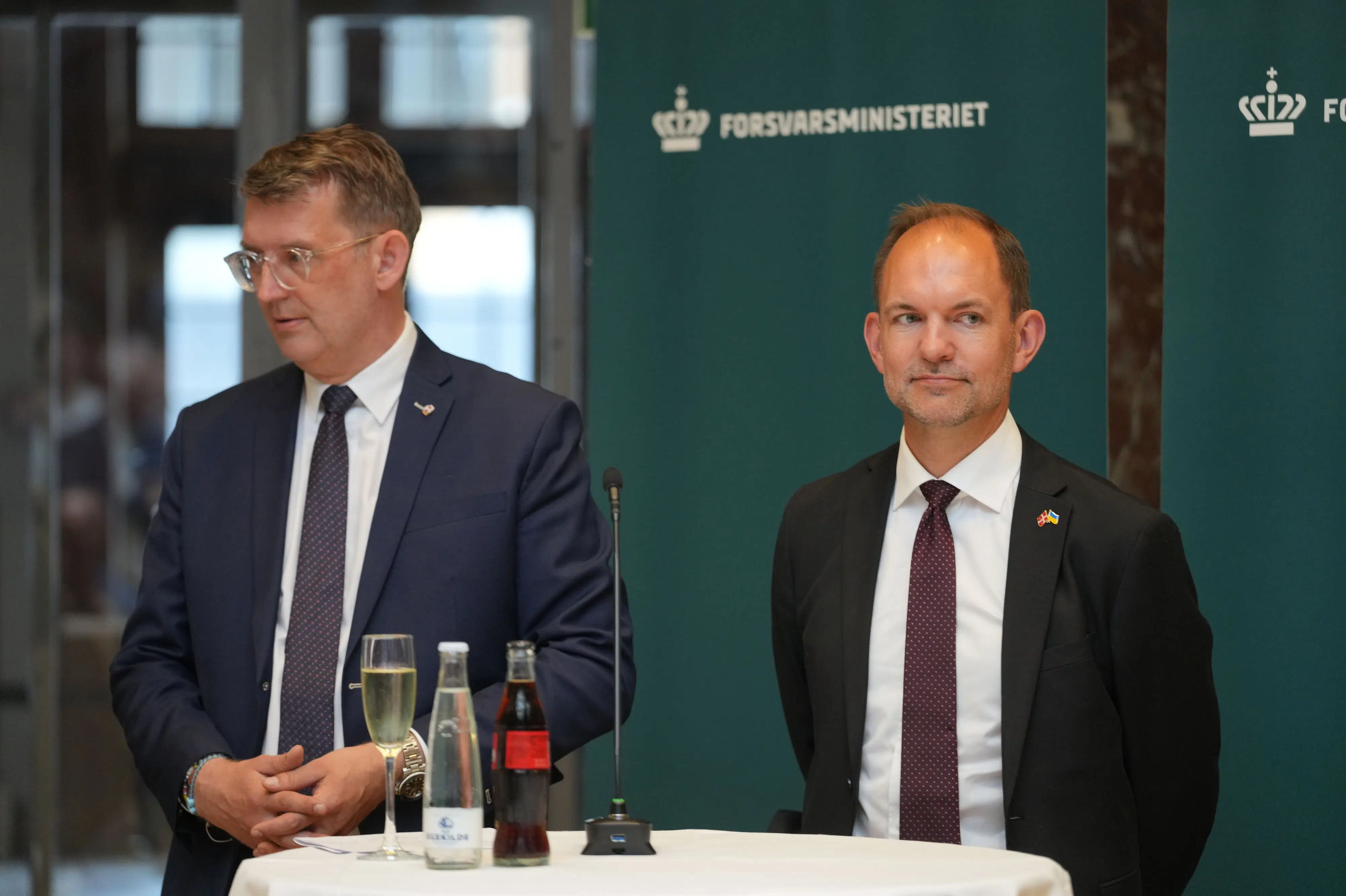 Ny minister slår over i engelsk: Vi står fast i støtte til Ukraine