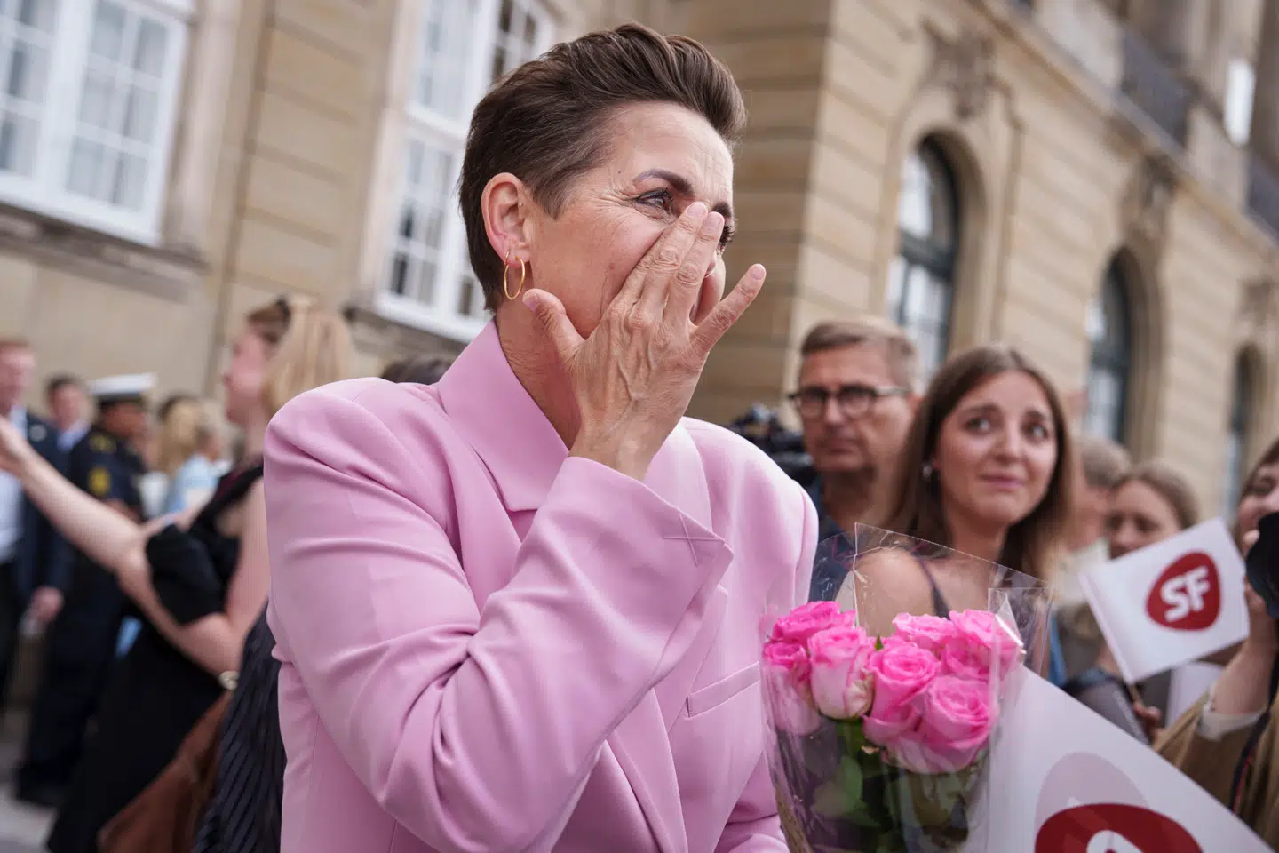 SFs Pia Olsen Dyhr (SF) kniber en tåre, efter at den nye regering er blevet præsenteret på Amalienborg Slotsplads. Hun er økonomi- og indenrigsminister uden økonomi.