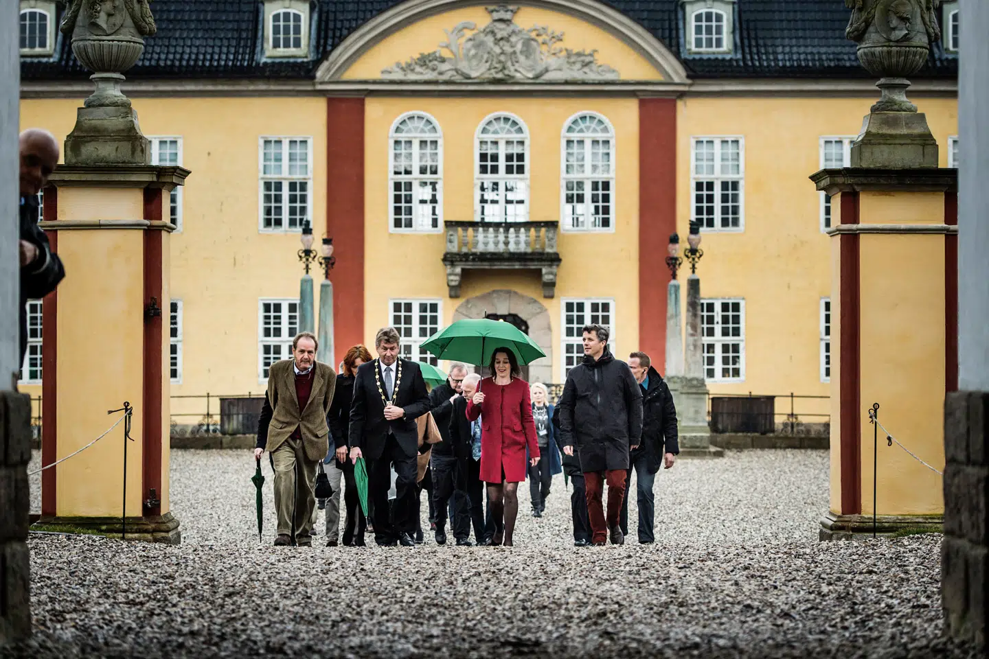 Ledreborg Slot har blandt andet lagt sted til flere kongejagter, eller som her i 2015, hvor daværende kronprins Frederik med ikke mindst godsejer John Munro og den daværende Frederikssund-borgmester indviede Sjællands første nationalpark.