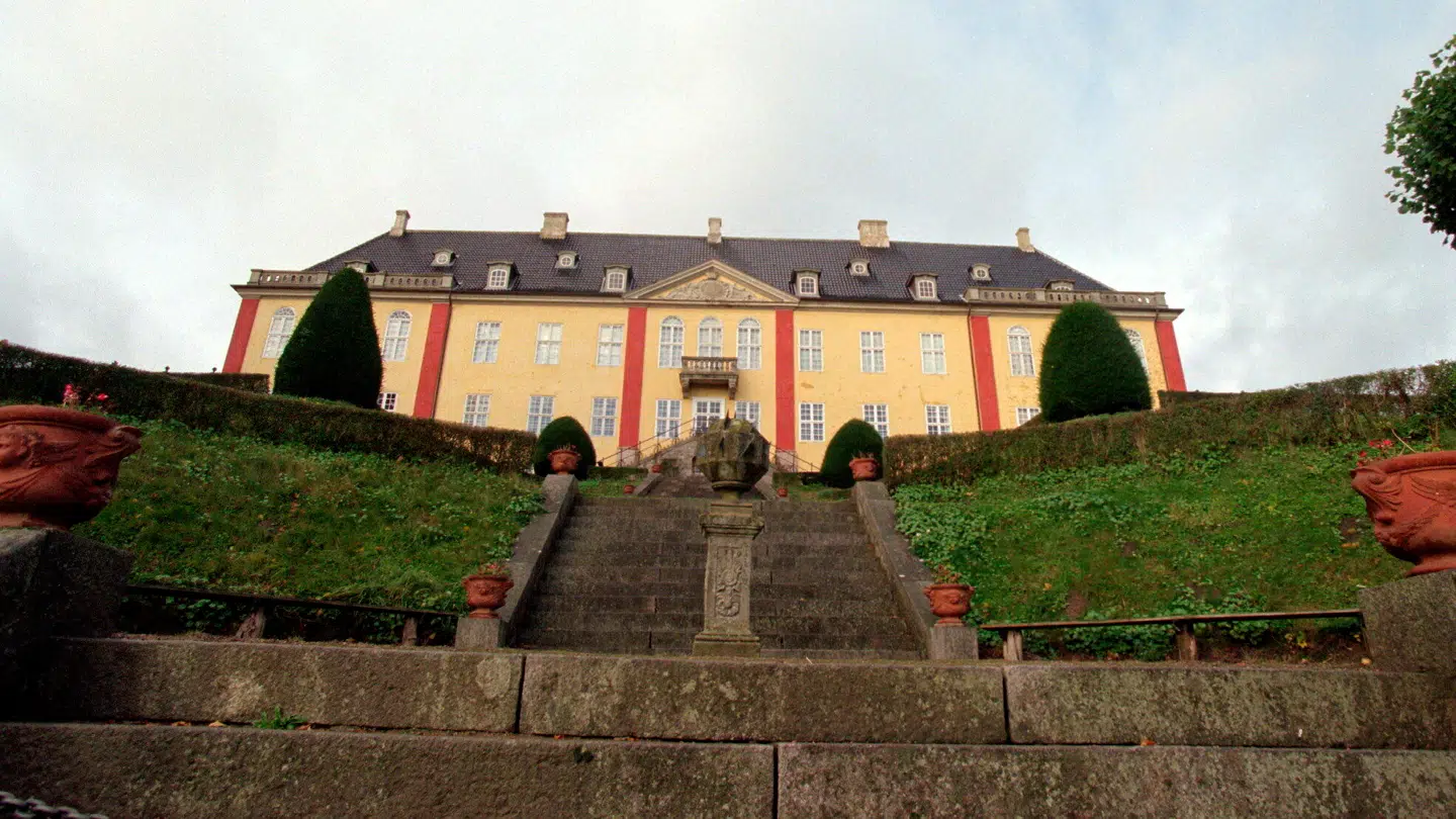 Den danskfødte prins er vokset op på Ledreborg Slot, som stadig er i familiens eje. Her blev han sågar gift første gang med sin udkårne grevinde, han nu skal smedes kirkeligt sammen med også.