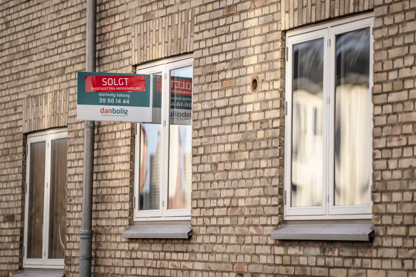 Hvad gør man, hvis man har købt en lejlighed til fritidsformål efter mæglerens forsikring om, at den var »uden bopælspligt«, men kommunen nu siger noget andet?