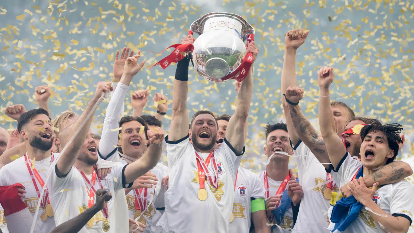 Henrik Dalsgaard løfter Superliga-pokalen efter sejren over Viborg.
