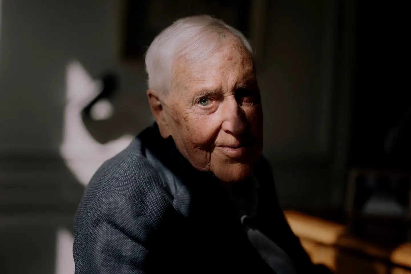 Professor Niels Thygesen Som euroens fødselshjælper har Niels Thygesen sat et monumentalt aftryk på den europæiske økonomi. Hvor andre ser uhelbredelige krisetegn, ser den 91-årige professor i dag mere fortrøstningsfuldt på kontinentets økonomiske fremtid. Men det bliver en hård kamp at opretholde europæisk suverænitet.