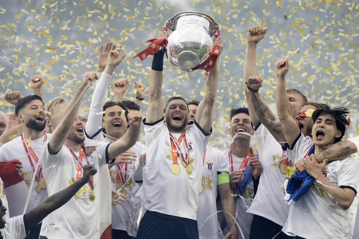 AGF's Henrik Dalsgaard løfter pokalen, efter aarhusianerne vandt DM-guld. Det blev sidste stop i karrieren. (Arkivfoto).