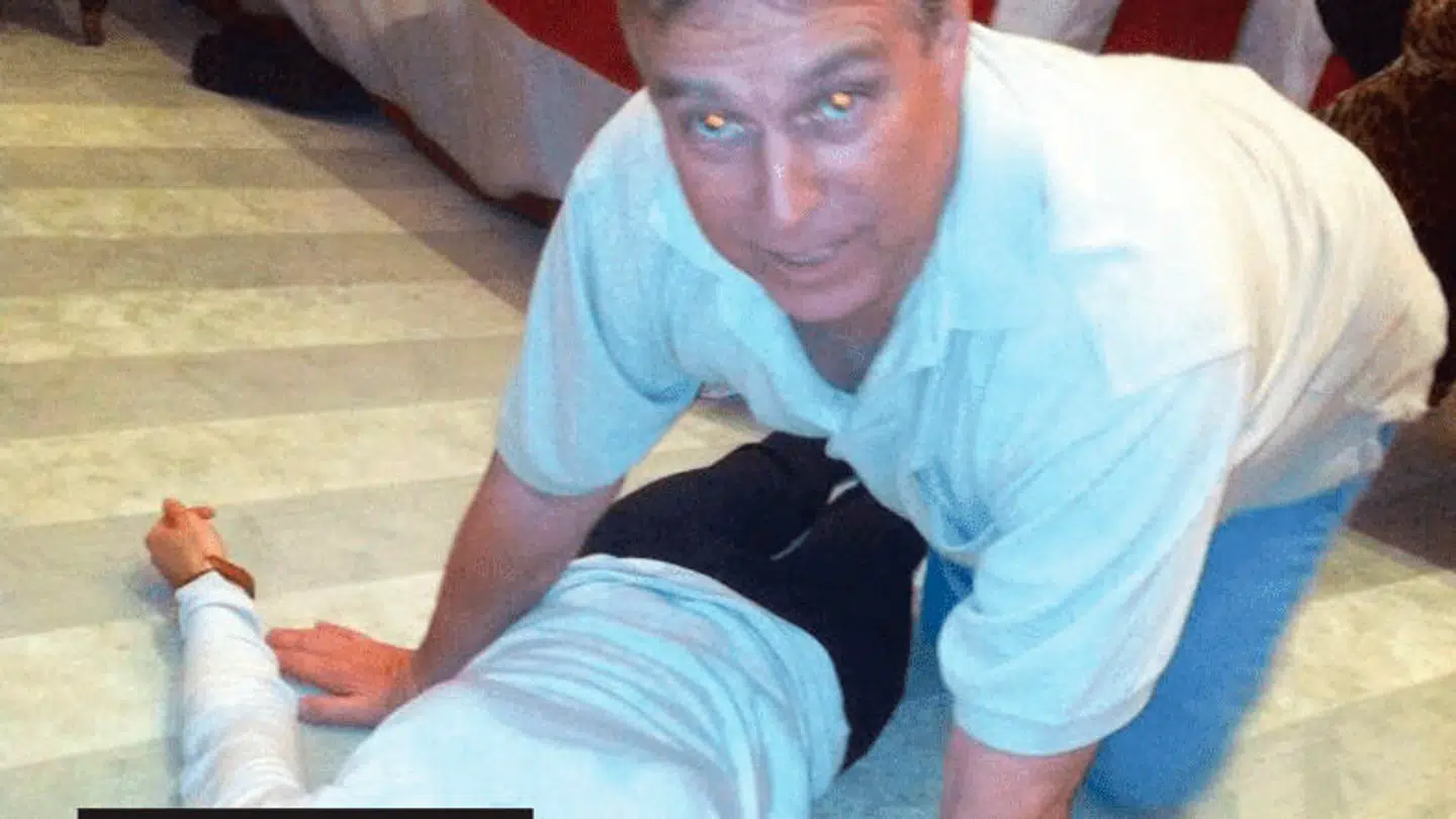 Fotoet er fra de såkaldte Epstein-dokumenter og viser Andrew Mountbatten-Windsor med en kvinde på gulvet.