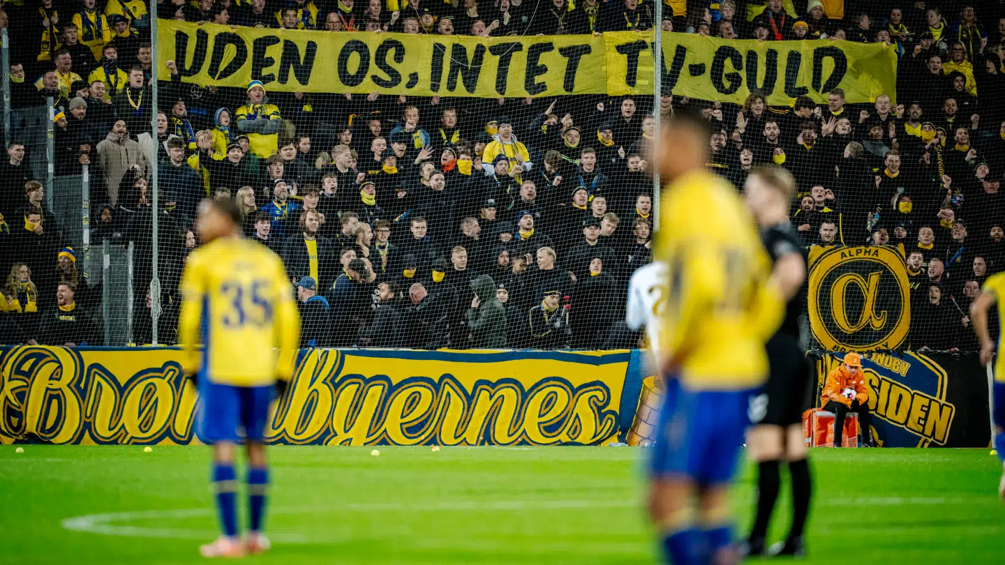'Uden os, intet tv-guld', stod der på Brøndby-fansenes banner under en kamp mod OB i slutningen af oktober. Protesten kom efter flere sene Brøndby-kampe søndag klokken 20.