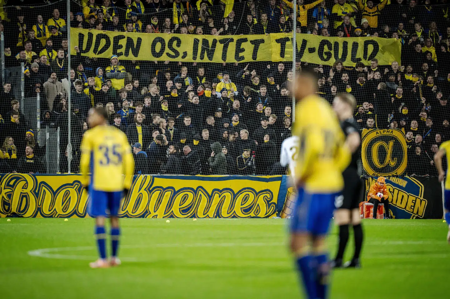 Brøndbys fans viste deres utilfredshed med kamptidspunkterne i Superligaen, da klubben mødte OB i oktober. På et medbragt banner stod der "Uden os, intet tv-guld". (Arkivfoto).