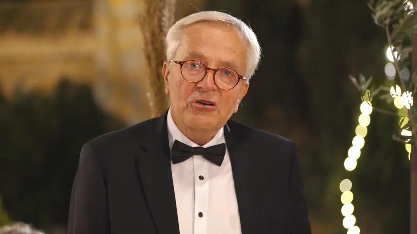 Tom holder en rørende afskedstale.