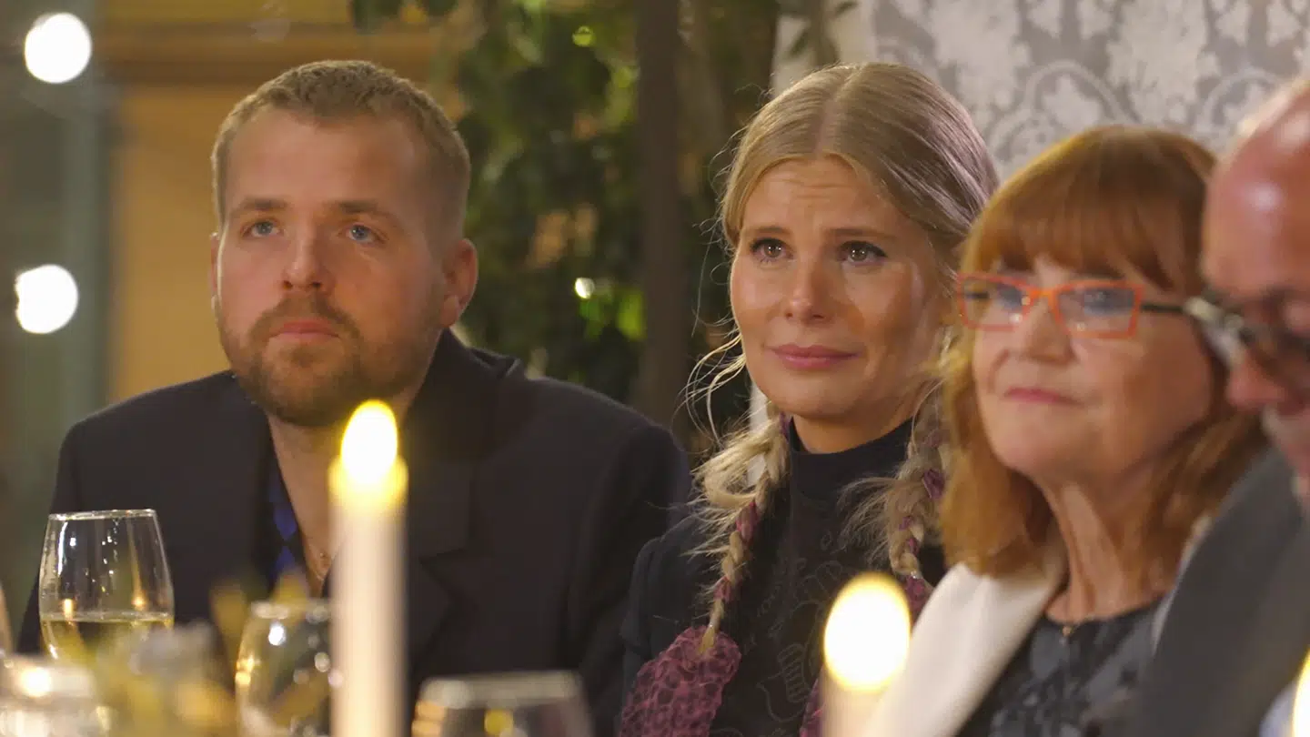 Sofie Linde kan ikke helt holde tårerne tilbage under deltagernes afskedstaler.