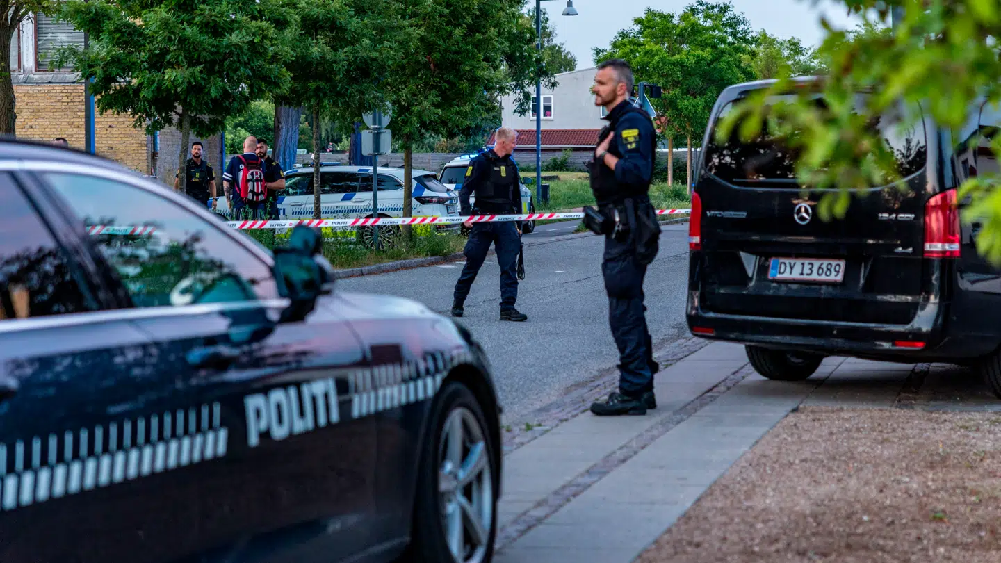Politiet er til stede ved Islev Skole, hvor et område er afspærret.