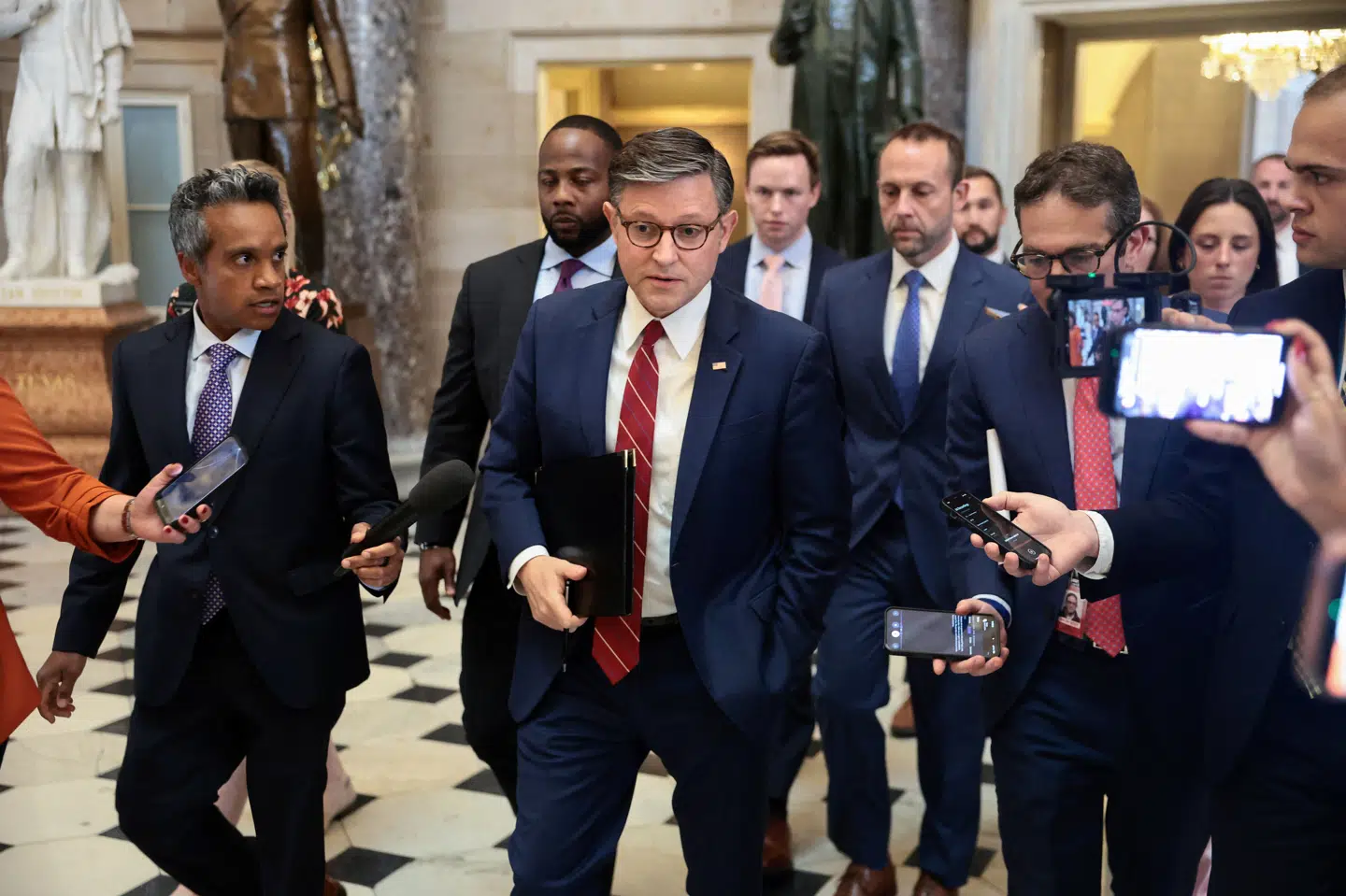 Den republikanske formand Repræsentanternes Hus, Mike Johnson, gik onsdag ind for at stemme i Washington D.C.