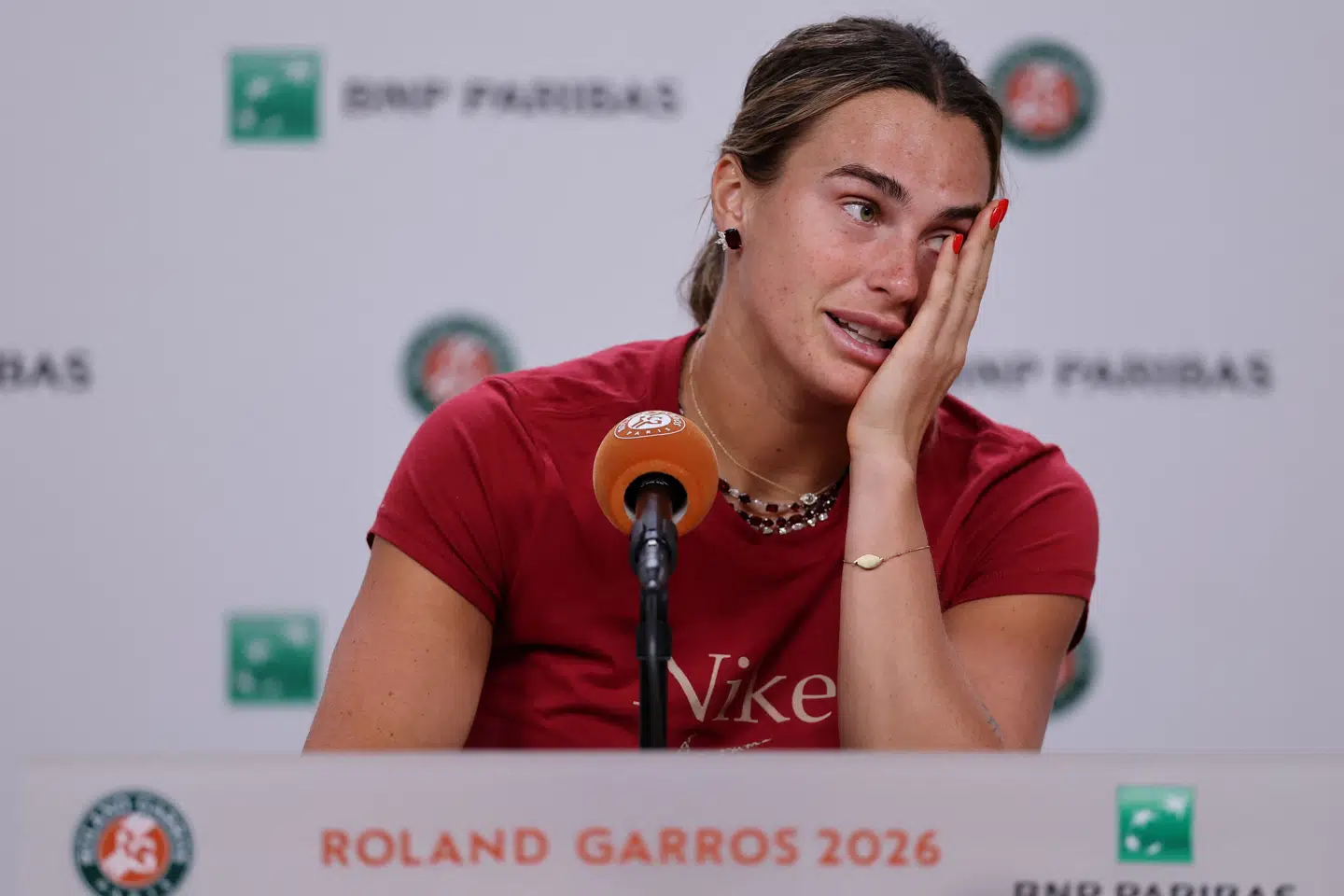 Belarusiske Aryna Sabalenka røg onsdag overraskende ud af French Open. Det var en skuffet spiller, der mødte pressen efter kampen.