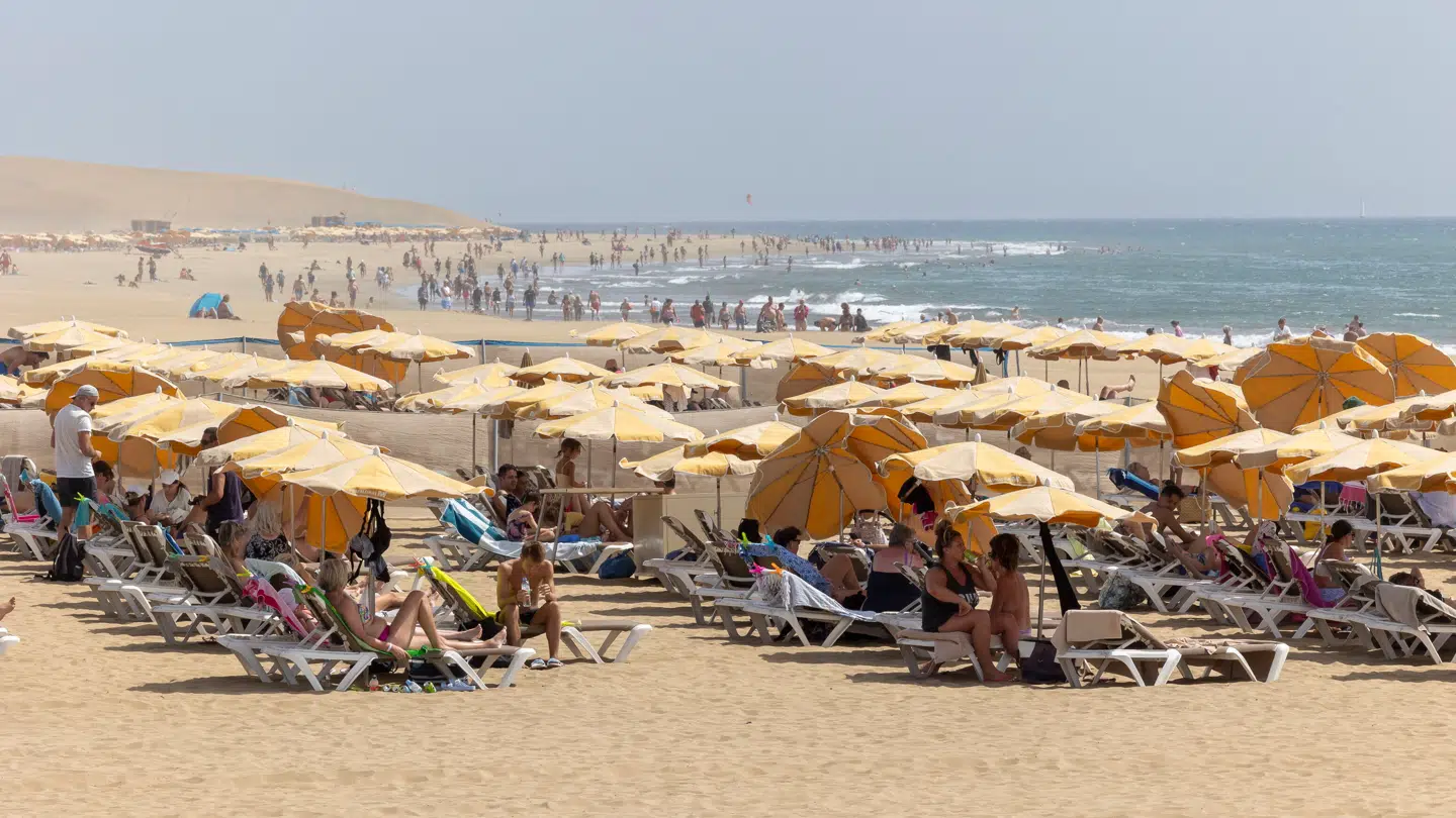 Der var lidt mere plads i liggestolene i april på De Kanariske Øer, her på stranden ved Mas Palomas.