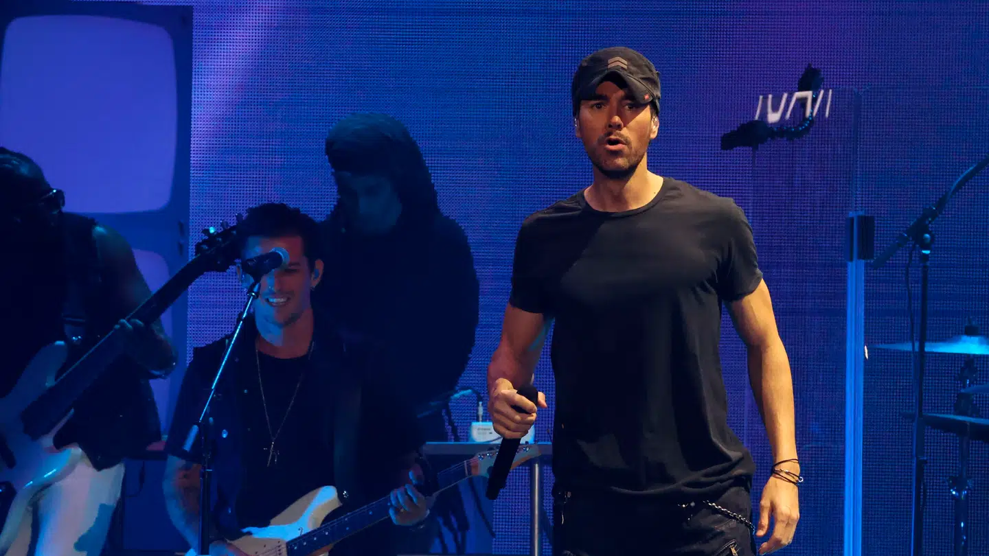 En fire år gammel video af Enrique Iglesias og en fan er gået viralt på internettet. Se videon i artiklen nedenfor.