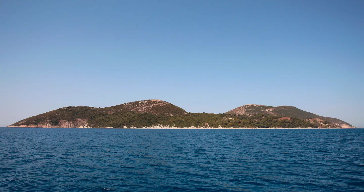 Sazan ligger i den sydlige del af Albanien – ud for Vjosa-Narta på fastlandet, hvor der også er planer om et luksusresort. Albanien har i alt 450 kilometers kystlinje.