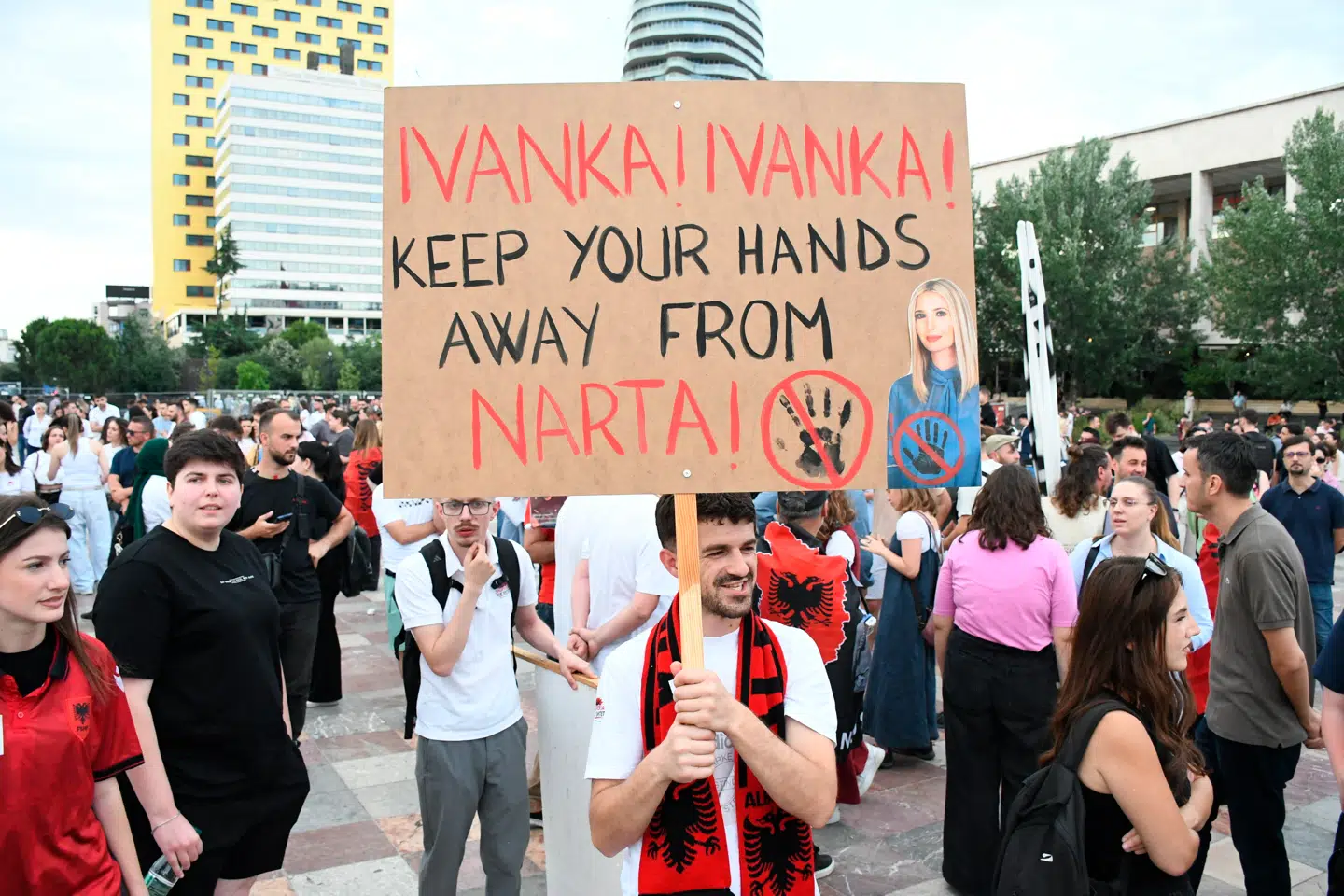 En demonstrant med et skilt rettet mod Ivanka Trump.