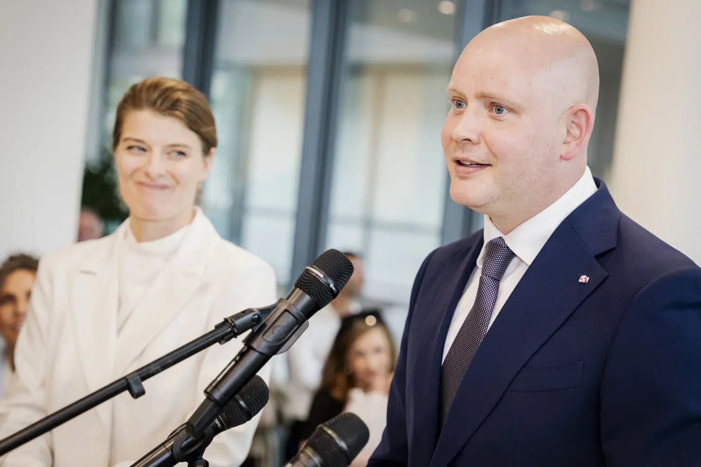 Ane Halsboe-Jørgensen (S) overdrog onsdag Skatteministeriet til skatte- og vækstminister Jakob Engel-Schmidt (M). Torsdag åbner han kortvarigt en telefonlinje for landet iværksættere. (Arkivfoto).