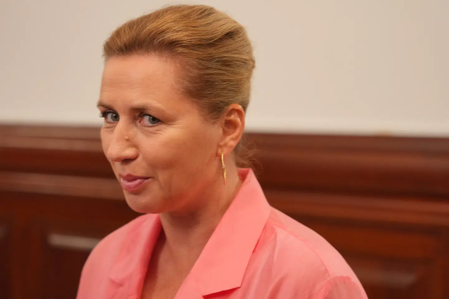 Statsminister og formand Mette Frederiksen (S) svarer kort på spørgsmål fra pressen på vej ind til gruppemøde torsdag.