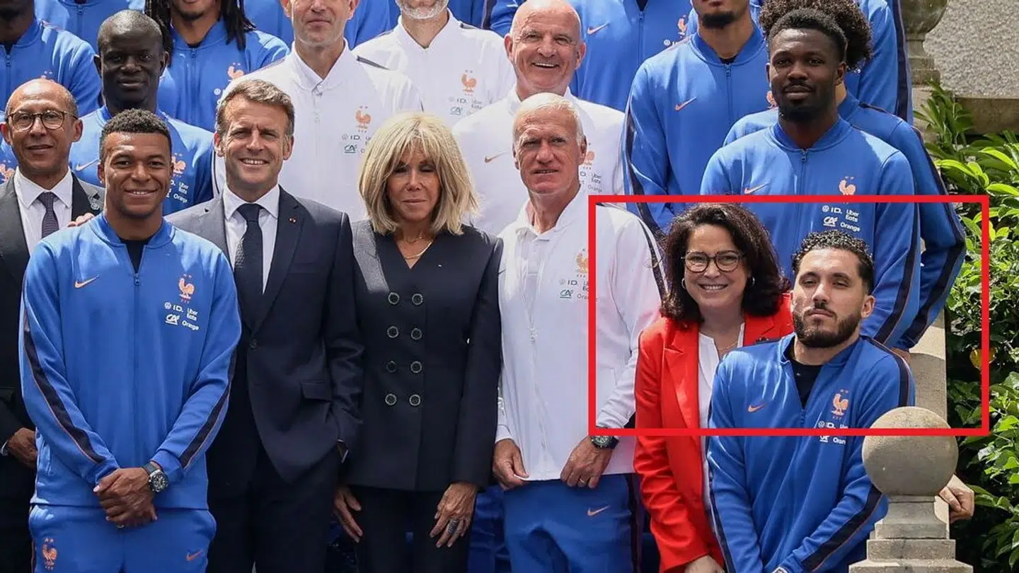 Emmanuel Macron med konen Brigitte - og så en meget akavet fransk fodboldspiller.