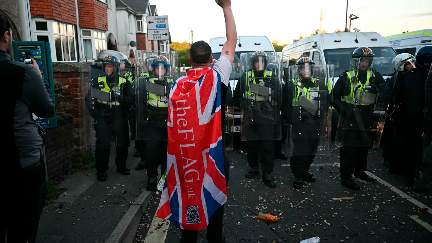 Mere end 1.000 demonstranter gik på gaden i den sydengelske by Southampton.