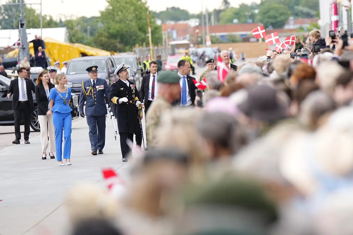 Mange er mødt op for at byde kong Frederik og dronning Mary velkommen i Holbæk.