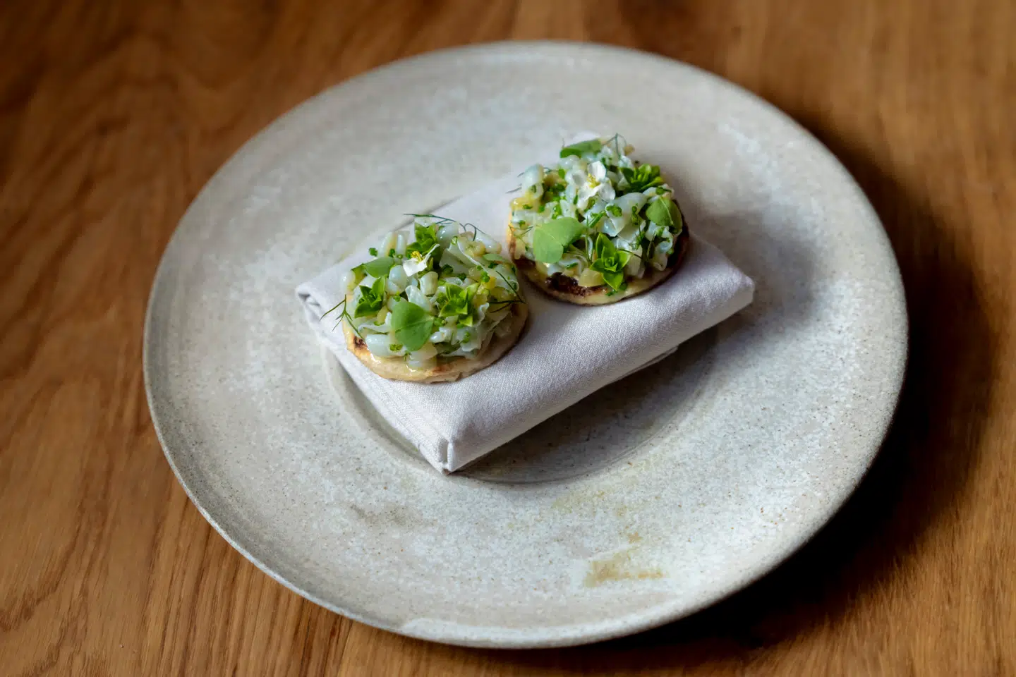 Restaurant Magny er blevet anmeldt. Her crumpet med blæksprutte.