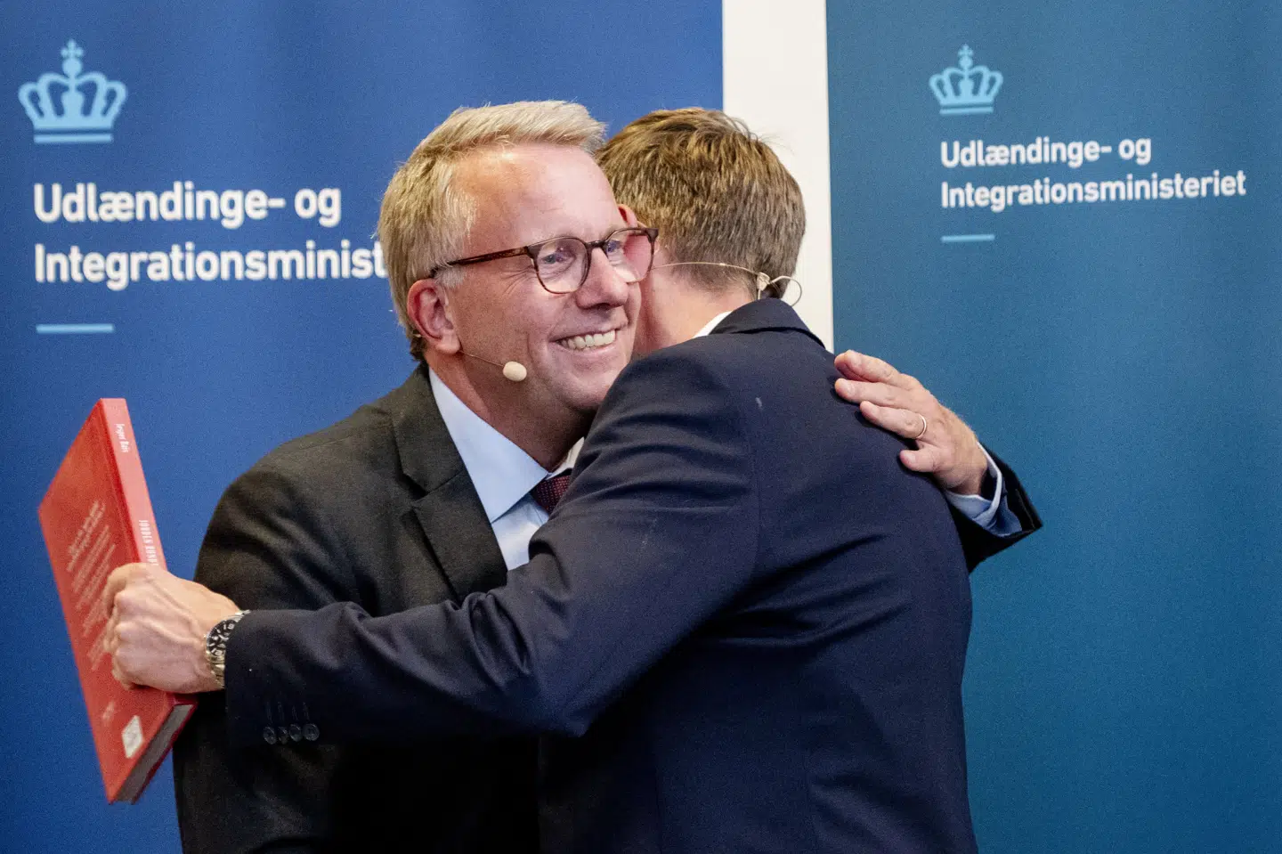 Rasmus Stoklund (S) til højre i billedet overdragede onsdag Udlændinge- og Integrationsministeriet til ny udlændinge- og integrationsminister Morten Bødskov (S). Nu fastslår Bødskov, at den nye regering vil fortsætte samme politiske linje og arbejde for hurtigt at oprette udrejsecentre uden for EU (Arkivfoto).