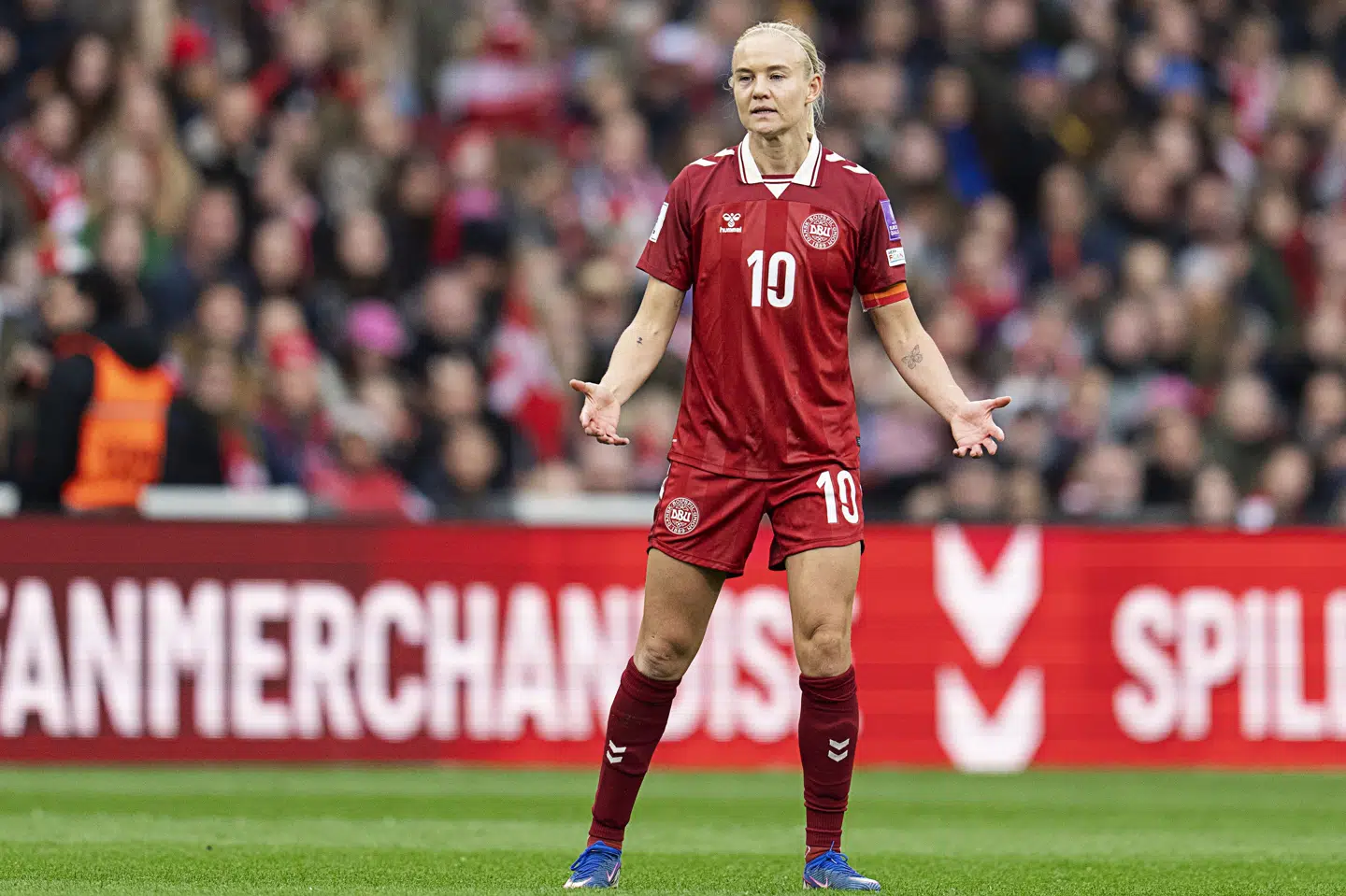 Anfører Pernille Harder er fortsat tvivlsom til den vigtige VM-kvalifikationskamp mod Sverige. (Arkivfoto).