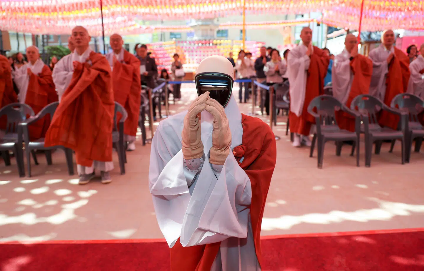 Det buddhistiske Jogyesa-tempel har ordineret landets første robotmunk Gabi. Foto: Yonhap, Scanpix.