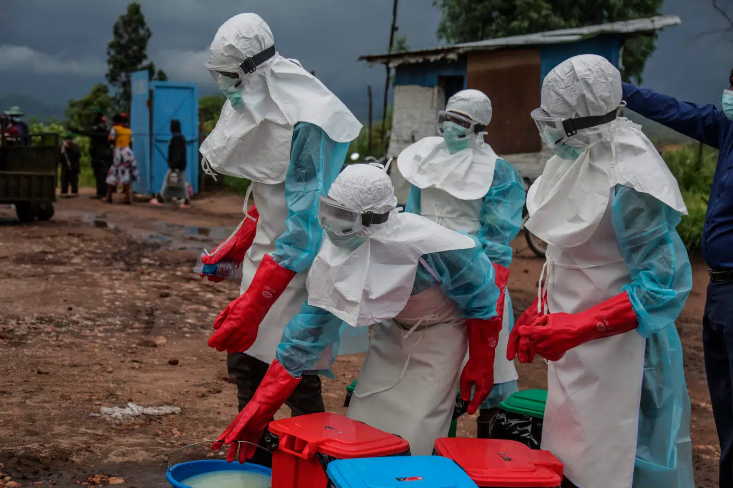 Medicinsk personale iført værnemidler håndterer desinfektionsmiddel i Congo.