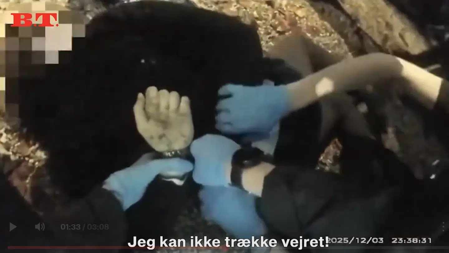 Her ses den 18-årige Henry Nowak i politiets varetægt. Han blev lagt i håndjern, selvom han var blevet stukket fem gange.