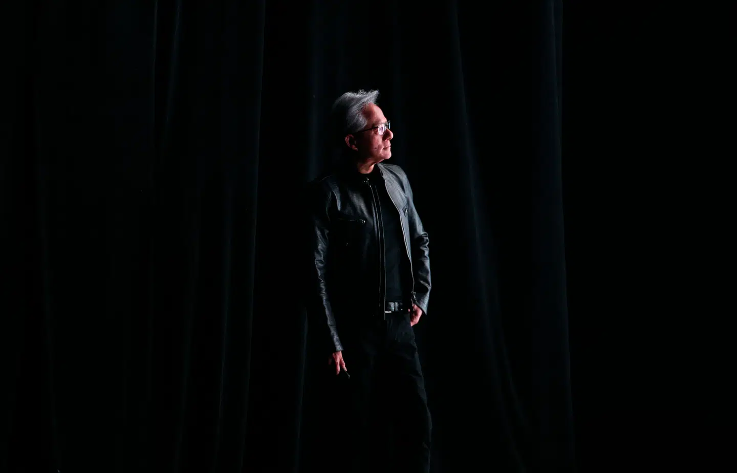 Jensen Huang er 63 år, født i Taiwan og flyttede som niårig til USA, hvor hans forældre ønskede, at han skulle få en uddannelse og klare sig godt. Det lykkedes i den grad. Ved hans nylige optræden på scenen i Taiwan slog han sin status fast – og optrådte som altid i læderjakke.