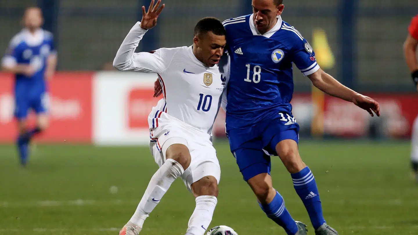 Her ses Amir Hadziahmetovic i nærkamp med Kylian Mbappe.