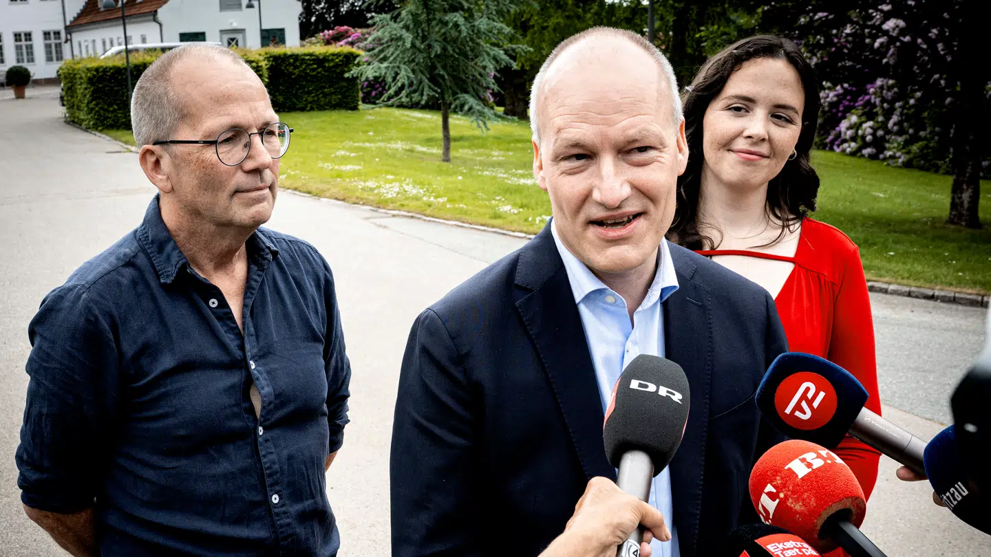 Enhedslistens Peder Hvelplund (t.v.), Pelle Dragsted og Victoria Velásquez til forhandlinger på Marineborg.