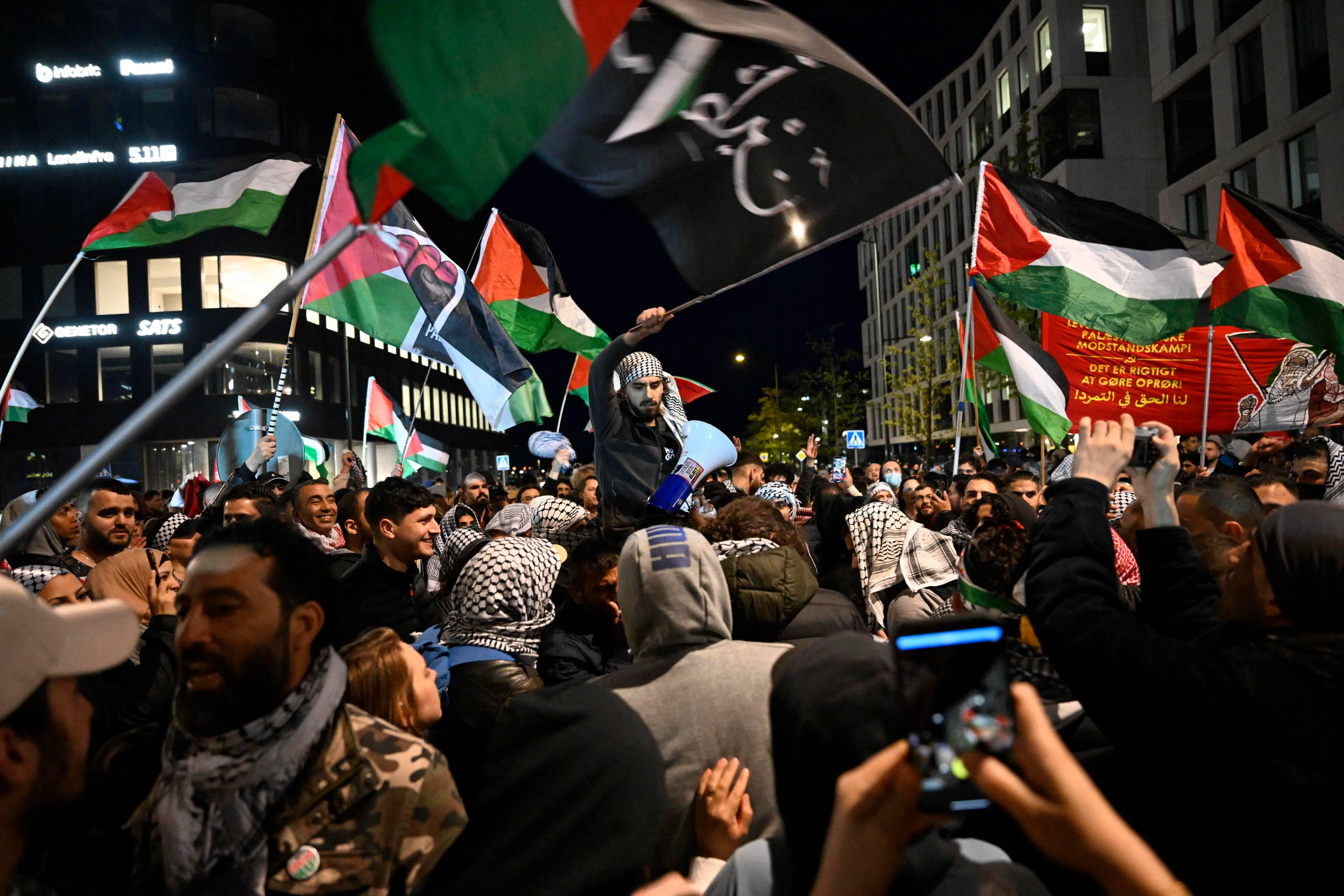 De tiljubler Hamas og hader Israel. Det svenske parti kræver