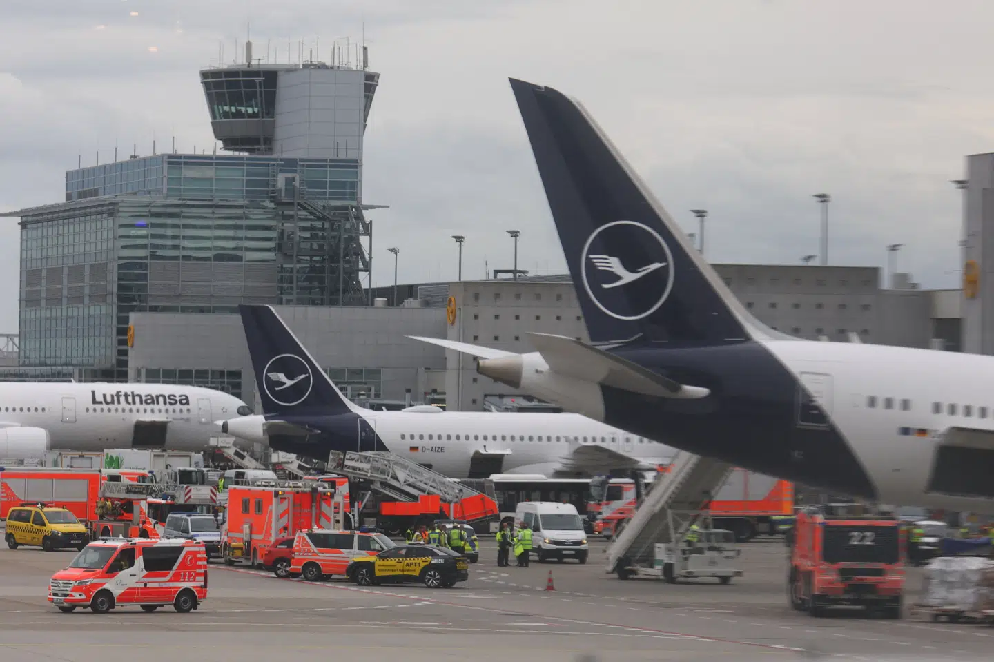 Ambulancer står i lufthavnen i Frankfurt efter ulykke med fly.