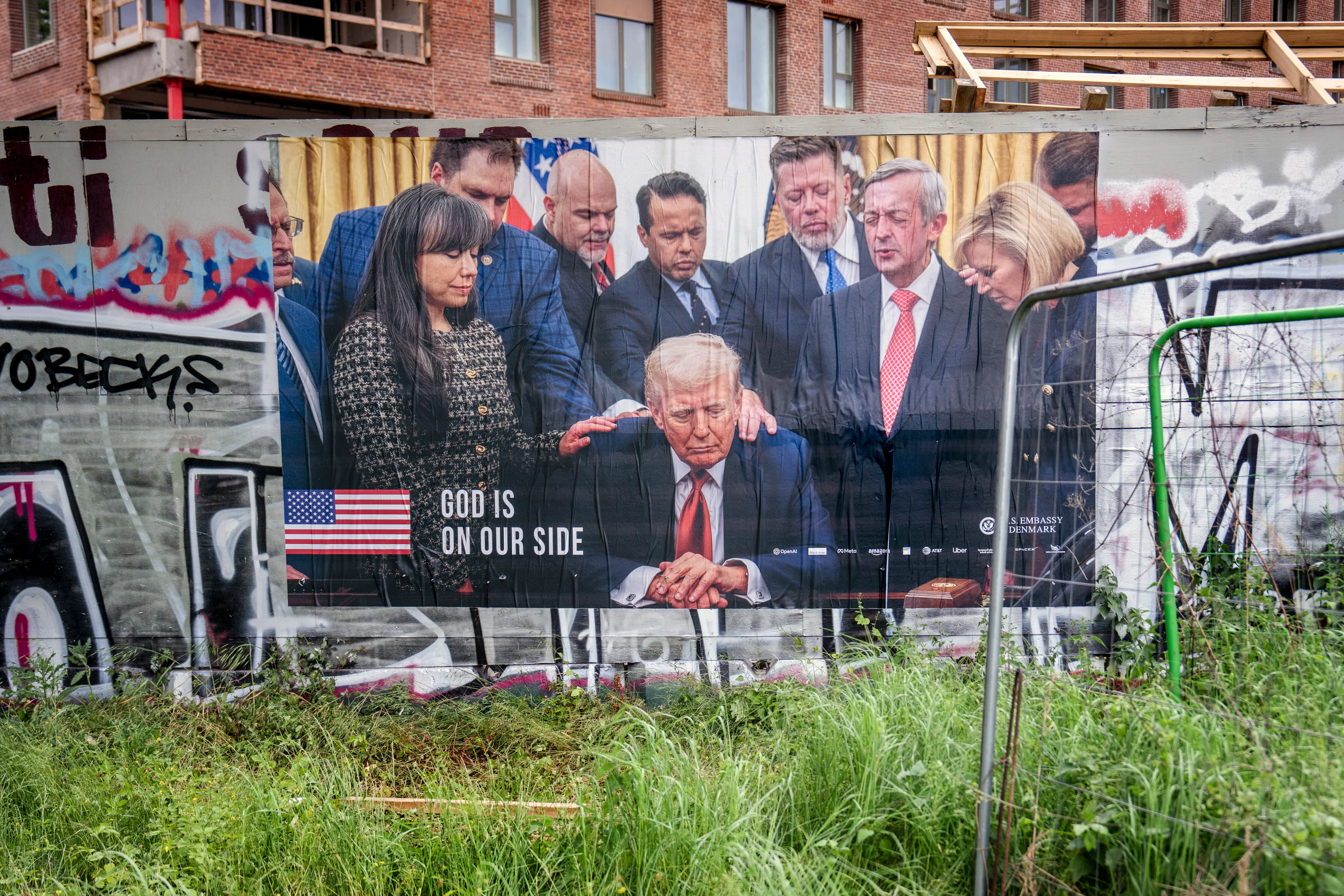 Mystisk Trump-banner er dukket op i København, men ambassaden nægter at stå bag