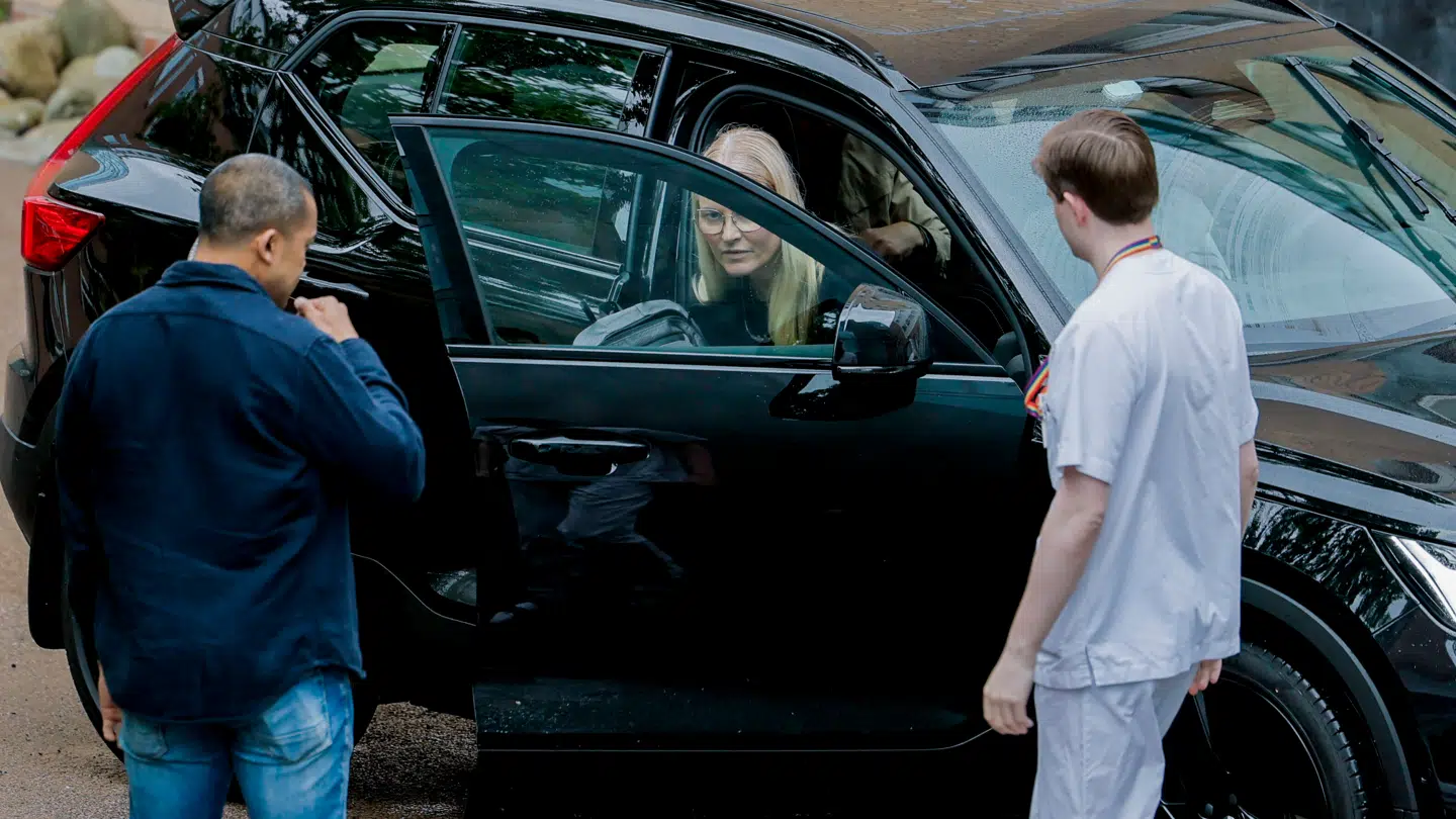 Prinsesse Ingrid Alexandra, kronprins Haakon og kronprinsesse Mette-Marit ankommer Rikshospitalet torsdag.