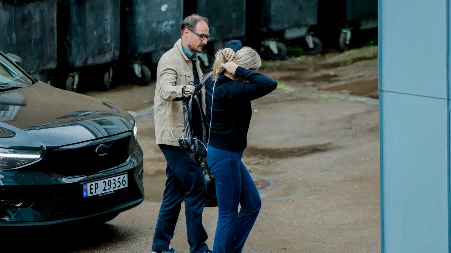 Kronprins Haakon og kronprinsesse Mette-Marit ankommer Rikshospitalet torsdag.