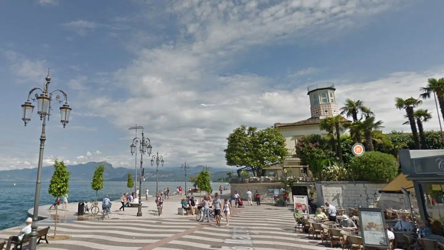 Familien havde lige spist på en restaurant i den italienske middelalderby Larize ved Gardasøen, da den 35-årige turist blev dårlig og døde. Formentlig af madgiftning.