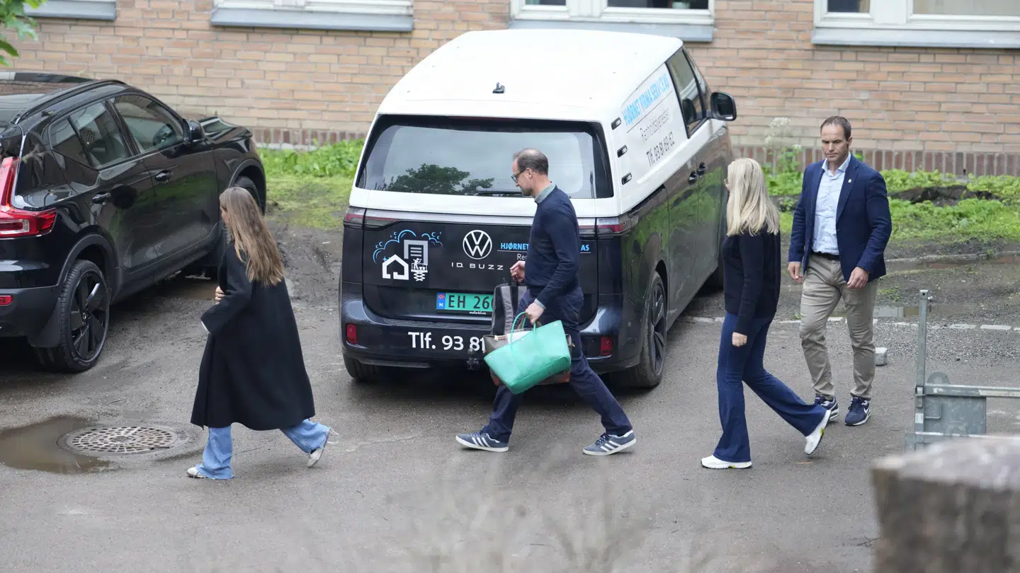 Prinsesse Ingrid Alexandra, kronprins Haakon og kronprinsesse Mette-Marit udenfor Rikshospitalet.