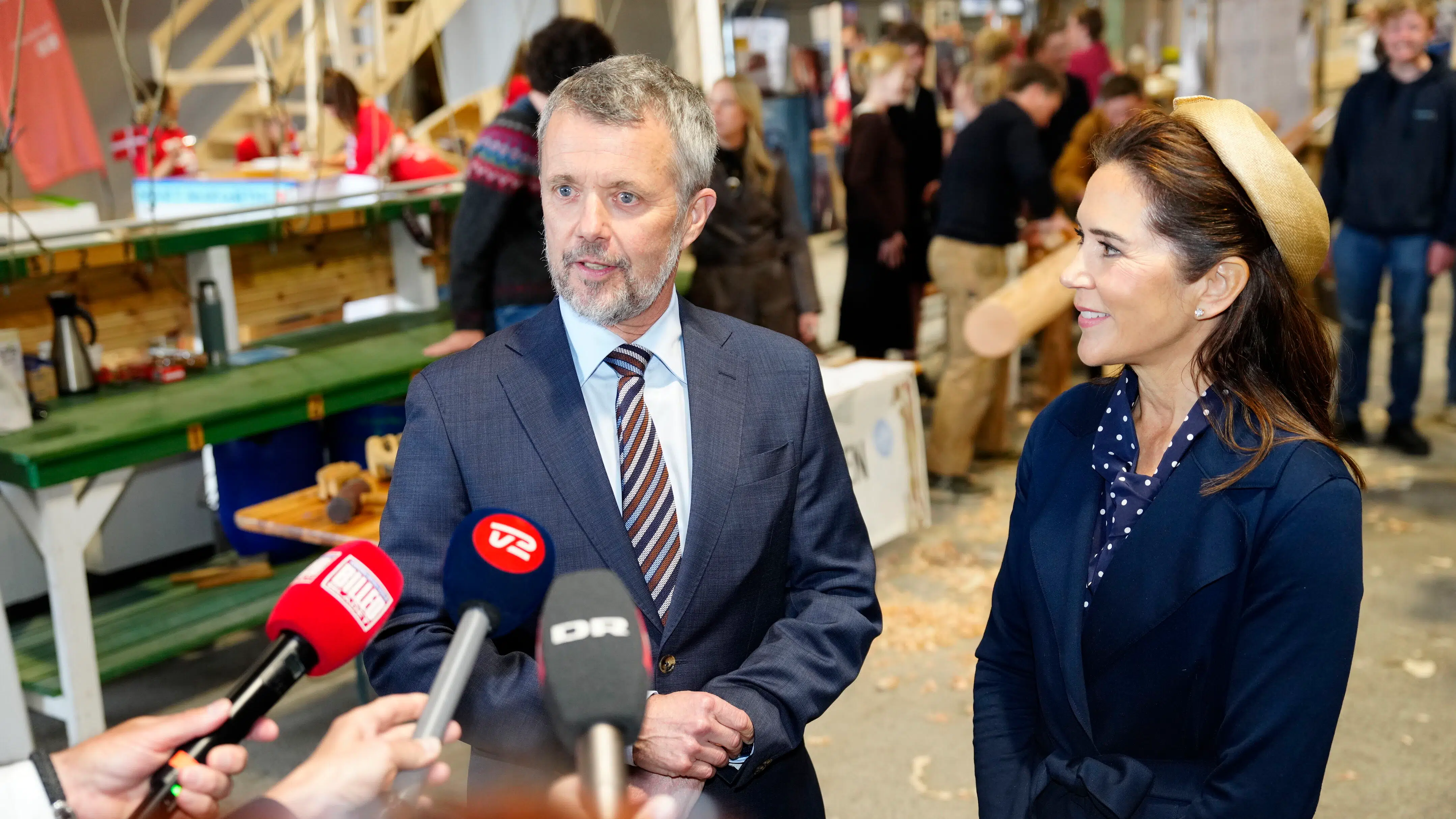 Afbrudt af Mette F: Nu reagerer kong Frederik