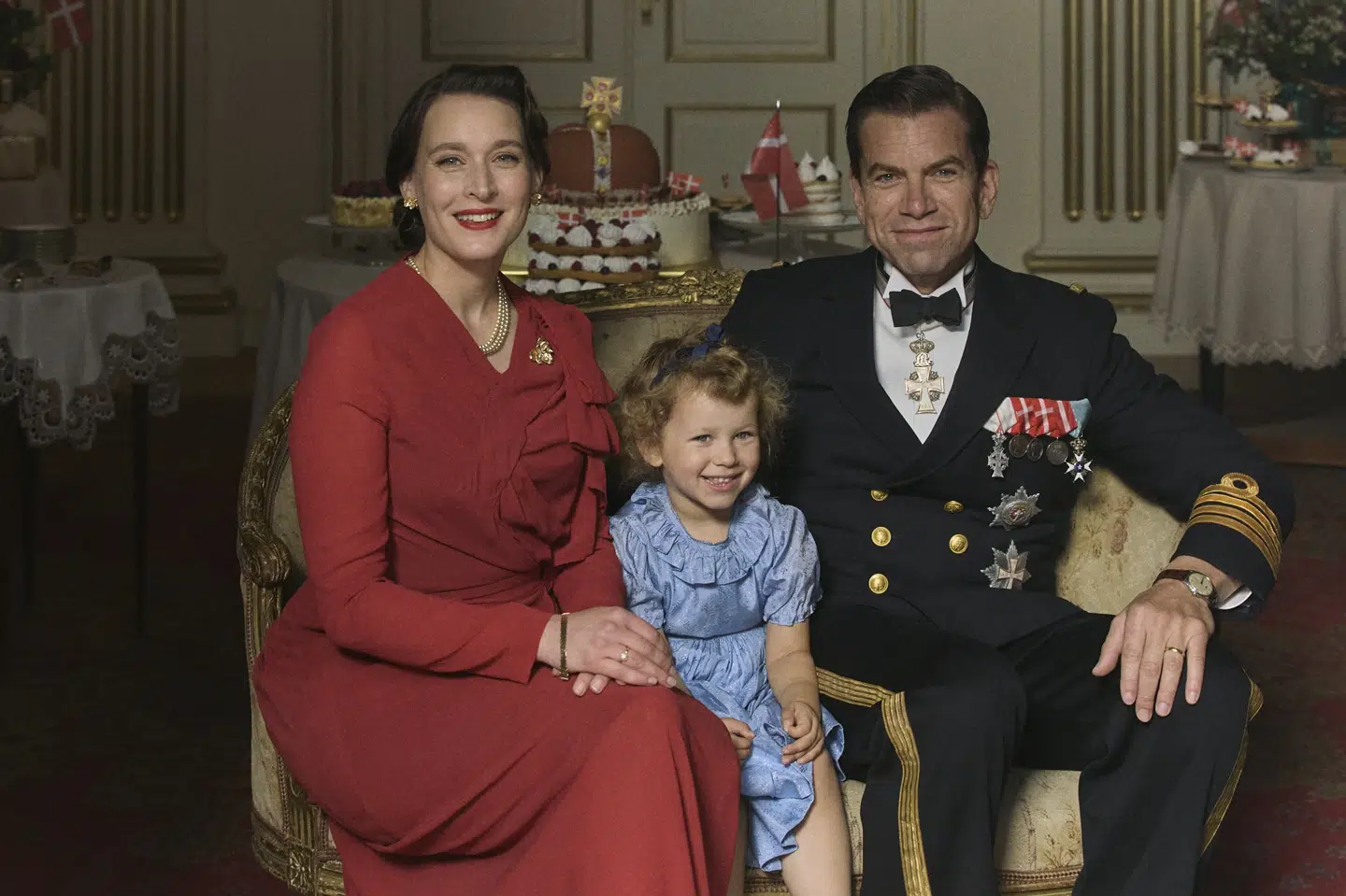 Næste år får en fiktionsserie om dronning Margrethe premiere på TV 2. Margrethe spilles af flere forskellige børneskuespillere. Nikolaj Lie Kaas og svenske Josefin Asplund spiller hendes forældre, kong Frederik IX og dronning Ingrid. (PR-foto).