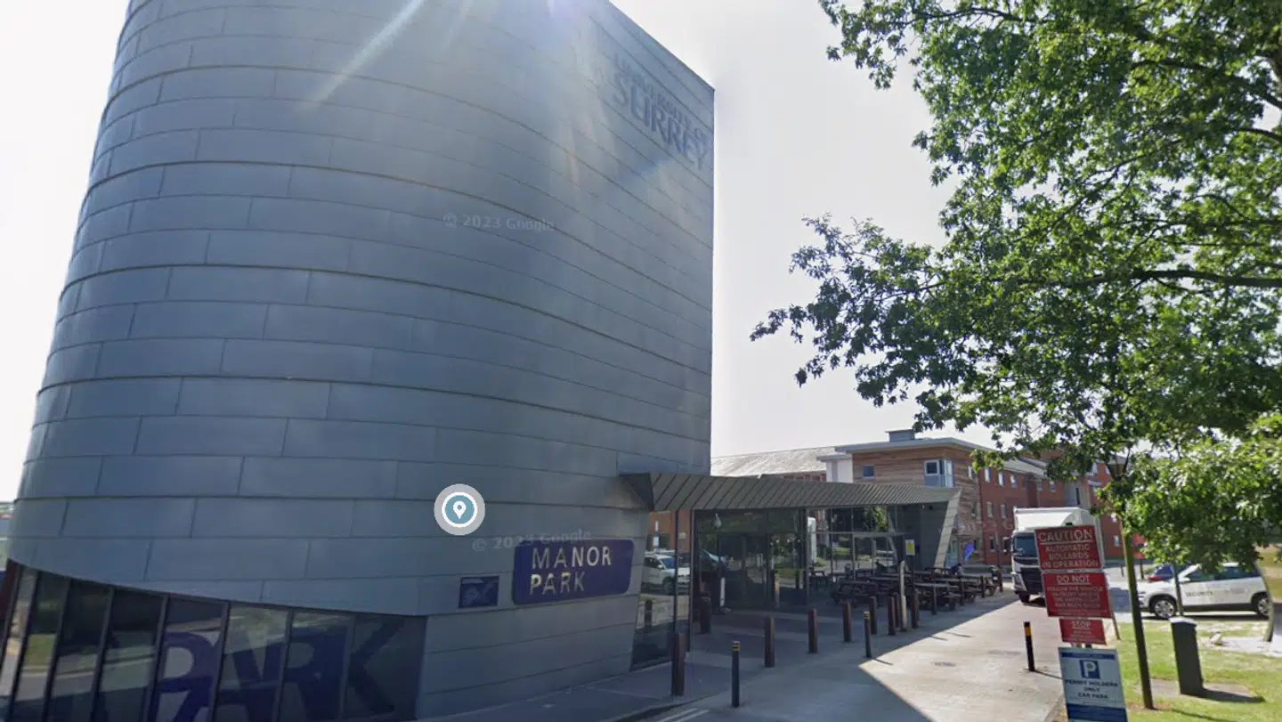 University of Surrey har sikkerhedsvagter på stedet.